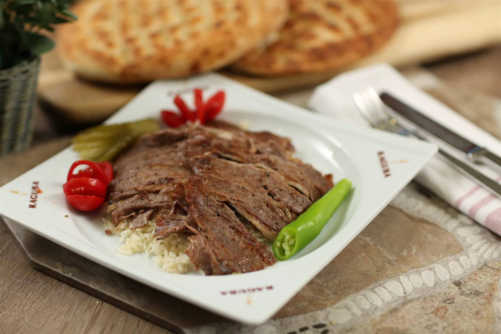 Raguba kuzu tandır sunumu